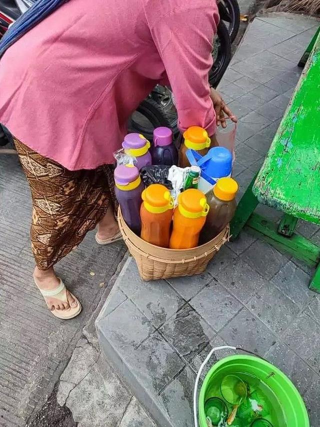 10 Potret Nyeleneh Pedagang Pakai Alat Tak Biasa Waktu Jualan Ini Bikin Heran