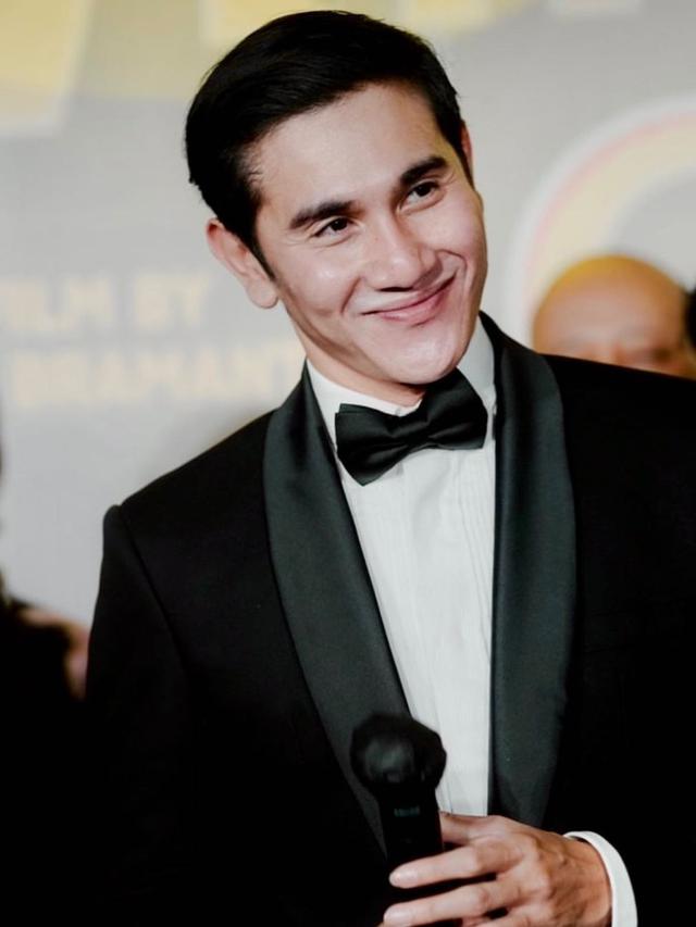 7 Potret Vino G. Bastian saat Tampil di Gala Premier Miracle In Cell No.7, Banjir Pujian