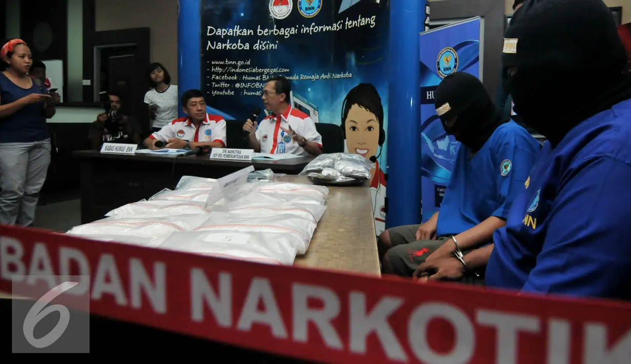 Badan Narkotika Nasional (BNN) menggelar barang bukti dan tersangka penyelundupan narkotika asal Malaysia, Jakarta, Rabu (17/6/2015). BNN mengamankan dua tersangka beserta barang bukti 10.293,96 sabu dan 147 butir ekstasi. (Liputan6.com/Johan Tallo)