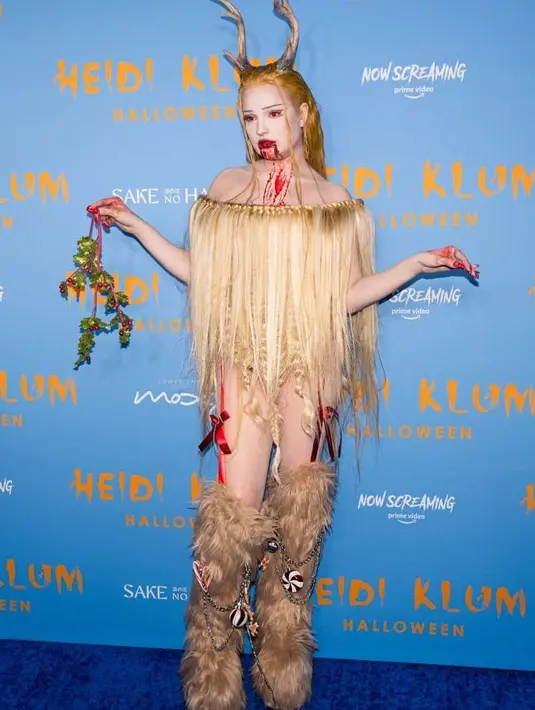 Kim Petras berdandan sebagai makhluk mitos Krampus. Tampilannya terdiri dari korset berbasis rambut dengan tanduk dramatis. [@kimpetras]