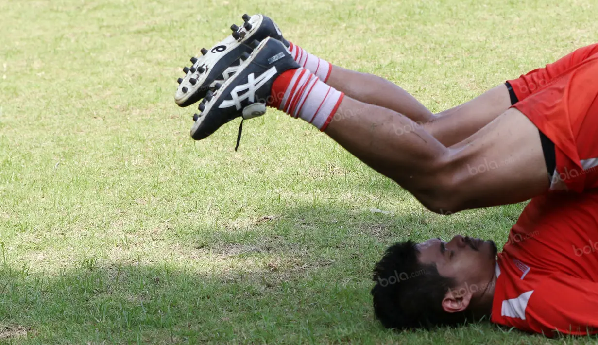 Bambang Pamungkas melakukan pemanasan saat berlatih bersama Persija Jakarta jelang Torabika Soccer Championship 2016 di Lapangan Villa 2000, Pamulang, Tangerang Selatan, Senin (25/4/2016). (Bola.com/Nicklas Hanoatubun)