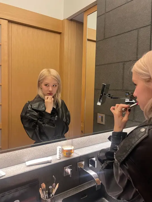 Mengenakan leather jacket dress, Rose BLACKPINK tampil bergaya edgy dengan ankle soak dan loafers [@roses_are_rosie]