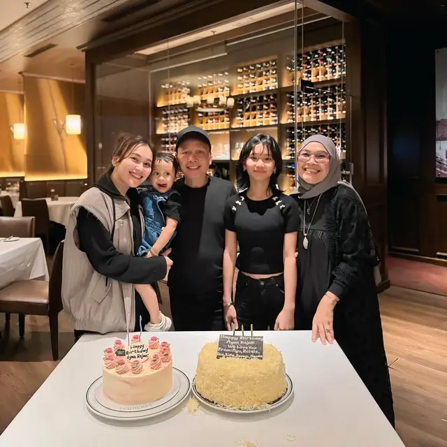 8 Potret Ayu Ting Ting Rayakan Ultah Ayahnya, Kompak Pakai Outfit Serba Hitam yang Elegan