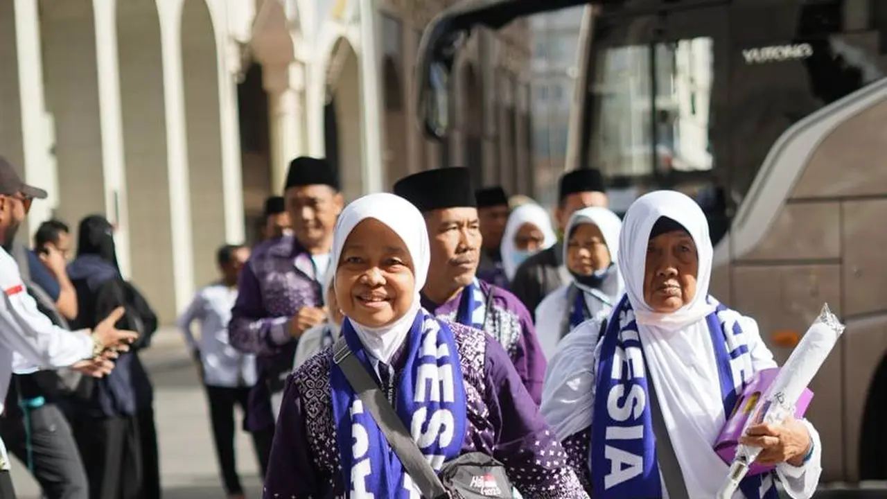 Sebanyak 393 jemaah asal embarkasi Jakarta Pondok Gede (JKG) tiba di Bandara Amir Muhammad bin Abdul Aziz (AMAA), Madinah, Arab Saudi, Jumat (2/5/2025).