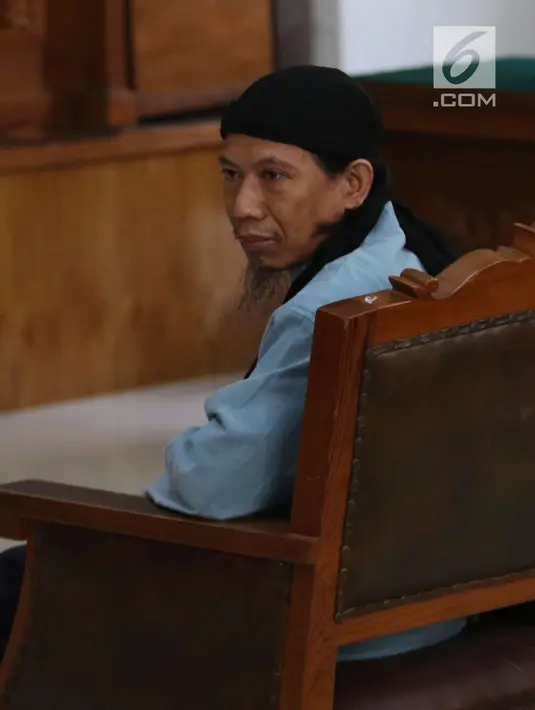 Terdakwa kasus teror bom Thamrin, Aman Abdurrahman menjalani sidang pembacaan vonis di Pengadilan Negeri Jakarta Selatan, Jumat (22/6). Selama persidangan berlangsung, media hanya diperbolehkan berada di luar ruang sidang. (Liputan6.com/Angga Yuniar)