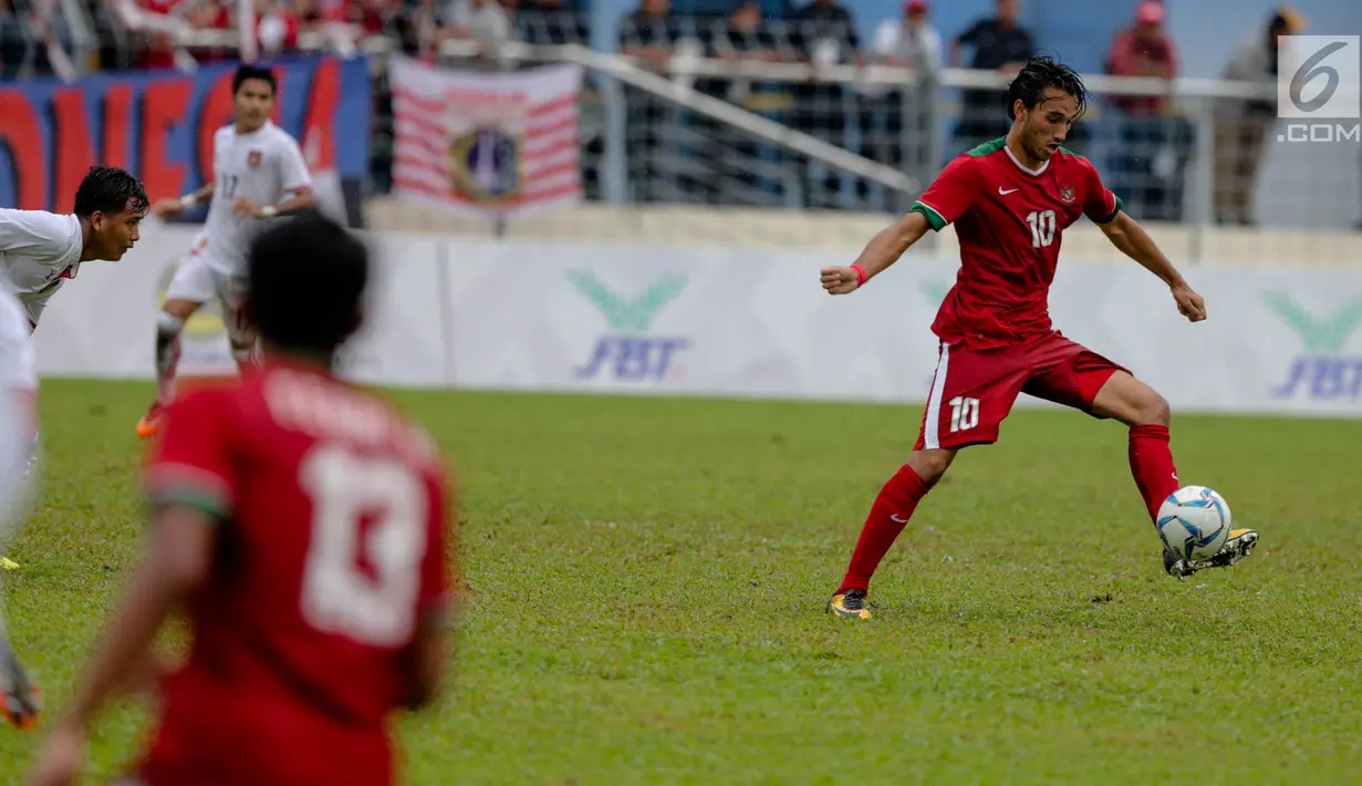 Timnas U-22 Indonesia Ezra Harm Ruud Walian menerima umpan bola saat melawan Myanmar dalam laga final perebutan medali perunggu Sea Games 2017 di Stadion MPS, Selayang, Malaysia, Selasa (29/8). (Liputan6.com/Faizal Fanani)