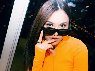 OOTD Mahalini dengan kacamata hitam kerap mencuri perhatian. Pasalnya, kekasih Rizky Febian ini pandai memadupadankan dengan busana yang ia pakai. (Liputan6.com/IG/@mahaliniraharja)