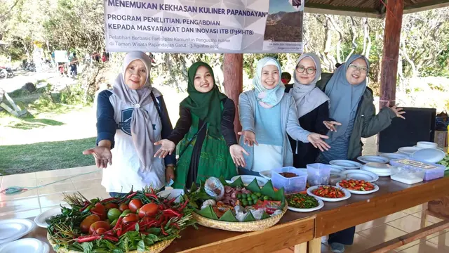 Tim Sayembara lomba Sambal Papandayan dari ITB dan Uniga, tengah menikmati ragam sambal khas Papandayan hasil ulekan peserta yang berasal dari para koki dadakan pedagang di sana