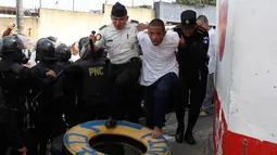 Petugas polisi membawa narapidana yang ditangkap dari penjara Juvenile Gaviotas di Guatemala City, Guatemala (3/7). (AP Photo / Moises Castillo)