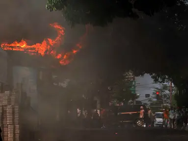Kebakaran melanda sedikitnya lima gudang toko material di Jalan Joglo Raya, Jakarta Barat, Kamis (21/5/2015) siang sekitar pukul 15.00 WIB. Menurut warga sekitar, api diduga muncul dari lantai dua gudang toko material. (Liputan6.com/Helmi Afandi)