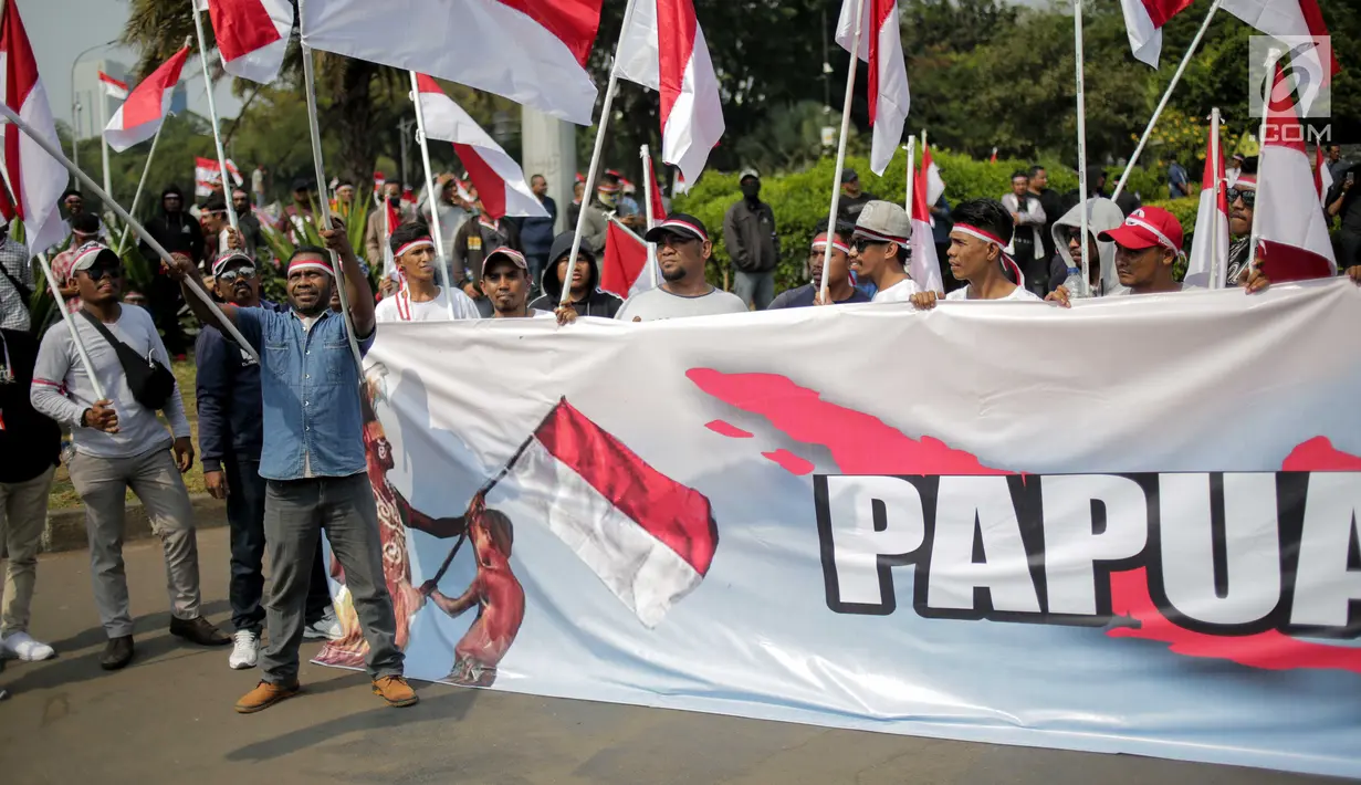 Massa Aliansi Masyarakat Indonesia Timur menggelar unjuk rasa di depan Istana Merdeka, Jakarta, Senin (2/9/2019). Massa menyatakan bahwa Papua tetap NKRI dan meminta pemerintah mengusut tuntas kasus rasis yang berujung konflik. (Liputan6.com/Faizal Fanani)