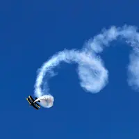 Seorang pilot melakukan gerakan spiral dengan pesawatnya saat beraksi di Brunswick, Maine (26/8). (AP Photo / Robert F. Bukaty)