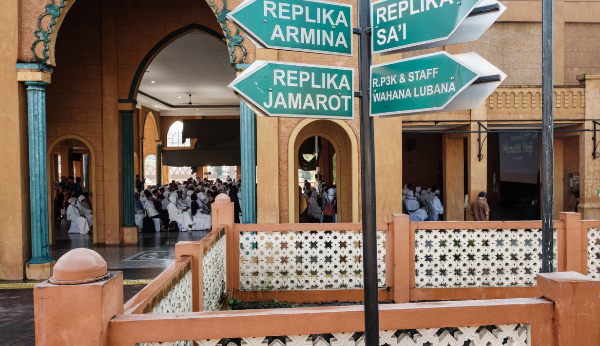 Diketahui, sebelumnya, Biaya Penyelenggaraan Ibadah Haji (BPIH) 2026 disepakati sebesar Rp 87,4 juta. Tampak dalam foto, para calon jemaah haji Indonesia menerima pengajaran tentang ritual haji sebelum berlatih di depan replika tempat-tempat suci di Pusat Pelatihan Manasik Al Mahmudah (AMTC), sebuah fasilitas pelatihan haji yang menampilkan replika tempat-tempat ziarah utama, di Tangerang Selatan pada 5 April 2026. (YASUYOSHI CHIBA/AFP)
