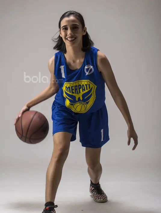 Helena Tumbelaka yang kini berusia 25 tahun tersebut menyatakan lima tahun berkiprah di kancah basket profesional benar-benar sangat berwarna, terutama dua tahun terakhir. (Bola.com/M Iqbal Ichsan)
