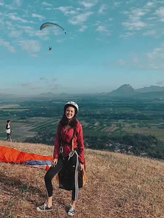 Model yang berusia 29 tahun ini mempunyai hobi yang tergolong ekstrim seperti naik gunung, diving hingga paralayang. (Liputan6.com/IG/@delladartyan)