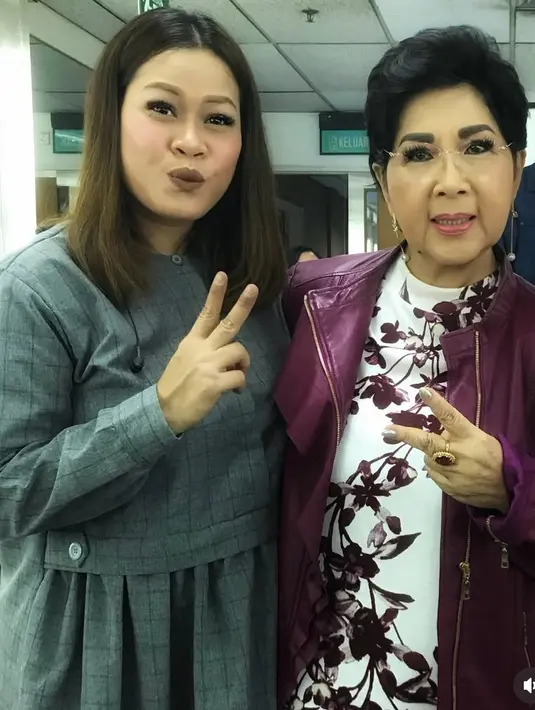 Okky Lukman juga mengunggah bersama Titiek Puspa. Ia kala itu mengenakan dress abu-abu berfoto bersama Titiek Puspa yang mengenakan jaket ungu. [@okidatanglagi]
