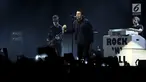 Mantan vokalis Oasis Liam Gallagher hibur penggemarnya saat membawakan lagu dalam konser musik Liam Gallagher of OASIS - World Tour 2018 di Ecovention Hall Ancol, Jakarta, Minggu (14/1). (Liputan6.com/Johan Tallo)