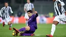 Pemain Fiorentina Gil Dias berusaha merebut bola dari kejaran bek Juventus, Alex Sandro saat bertanding pada lanjutan Liga Serie A Italia di stadion Atemio Franchi, Florence (9/2). Juventus menang 2-0. (AFP Photo/Filippo Monteforte)