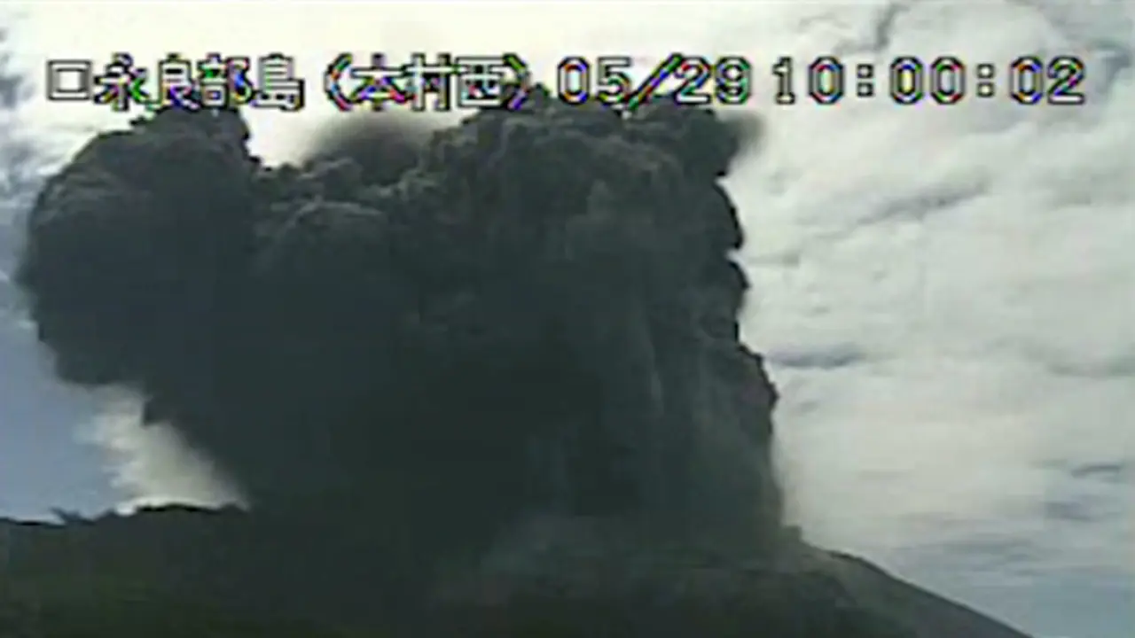 Gunung Shindake di Jepang meletus. (Reuters)