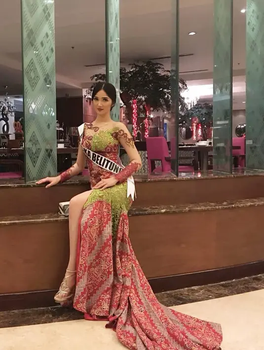 Nah, ini adalah penampilan Sonia saat menjadi finalis di Puteri Indonesia 2018. Gaun panjang bermotof batik dengan paduan brokat hijau ini sangat manis dikenakan perempuan asal Bangka Belitung ini. (Instagram/soniafergina)