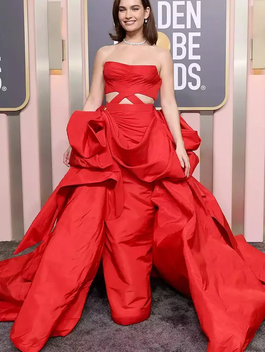 <p>Lily James dalam balutan gaun Atelier Versace ini menarik untuk disimak. Dengan potongan di bagian perut, Lily James tampak melengkapi penampilan luar biasanya ini dengan chokeer berlian dan anting-anting dari Harry Winston. Foto: People.</p>
