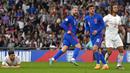 Pemain Inggris Luke Shaw (tengah) melakukan selebrasi usai mencetak gol ke gawang Swiss pada pertandingan uji coba di Stadion Wembley, London, Inggris, 26 Maret 2022. Inggris menang 2-1. (AP Photo/Alastair Grant)