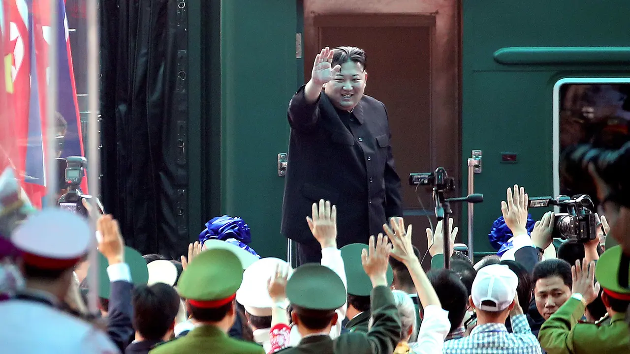 Senyum Kim Jong-un Saat Tinggalkan Vietnam