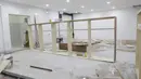 Suasana ruang ganti di Stadion Rizal Memorial, Manila, Senin (25/11). Meski akan digunakan besok untuk cabang sepak bola SEA Games 2019 namun kondisinya masih belum layak. (Bola.com/M Iqbal Ichsan)