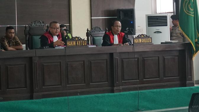 Ketua Majelis Hakim Edison Muhammad memimpin jalannya persidangan kasus dugaan penganiayaan yang dilakukan Bahar bin Smith. (Huyogo Simbolon)