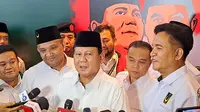 Ketua Umum Partai Gerindra, Prabowo Subianto saat dimintai keterangan oleh sejumlah awak media, di ICE BSD, Kabupaten Tangerang, Minggu (30/7/2023). (Foto: Liputan6/Pramita Tristiawati)