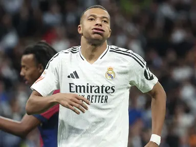 Ekspresi kecewa pemain Real Madrid, Kylian Mbappe saat laga lanjutan Liga Spanyol 2024/2025 melawan Barcelona di Santiago Bernabeu, Madrid, Spanyol, Minggu (27/10/2024) WIB. (AFP/Pierre-Philippe Marcou)