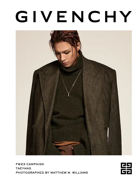 Dalam gambar lain, ia memberikan keanggunan kontemporer sikap modern dalam tampilan utama dari landasan pacu FW2023. Mantel warna earthy green, dipasangkan dengan sweater berkerah tinggi yang mewah dan kalung berlapis emas G Tears yang baru.  [Foto: GIVENCHY].