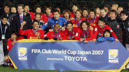 Pada ajang Piala Dunia Klub FIFA edisi ke-4 pada 2007 merupakan kali pertama klub Jepang berpartisipasi, yaitu Urawa Red Diamonds dengan status tuan rumah sekaligus juara Liga Champions Asia 2006/2007. Hasilnya Urawa Reds finis di posisi ketiga, yang dalam perjalanannya menang 3-1 atas Sepahan (Iran) di perempatfinal, lalu kalah 0-1 dari AC Milan di semifinal dan menang adu penalti 4-2 (2-2) atas klub Tunisia, Etoile du Sahel di laga perebutan tempat ketiga. (AFP/Toshifumi Kitamura)
