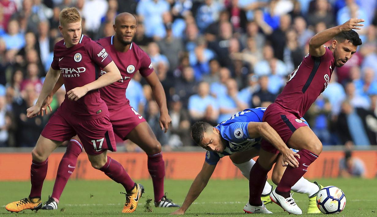 Striker Manchester City, Sergio Aguero, berusaha melewati bek Brighton, Tomer Hemed, pada laga Premier League di Stadion American Express Community, Brighton, Sabtu (12/8/2017). Brighton kalah 0-2 dari Manchester City. (AP/Gareth Fuller)