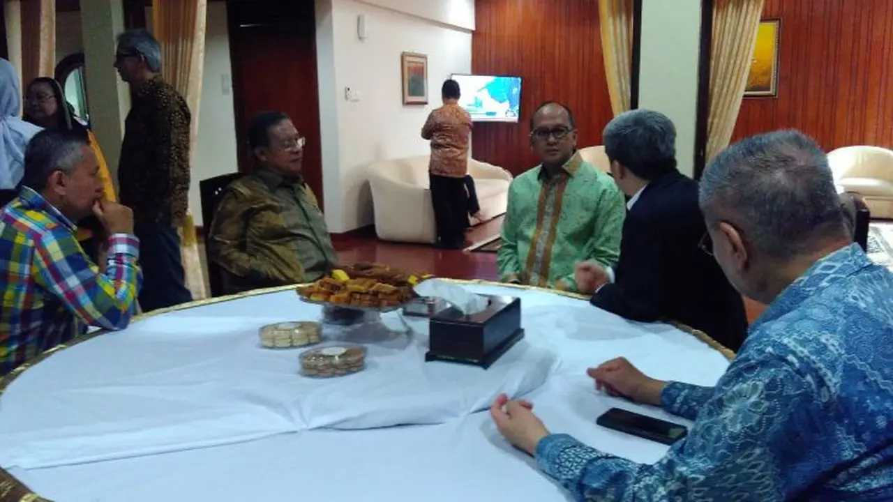 Menteri Koordinator Bidang Perekonomian, Darmin Nasution menggelar open house atau halal bihalal di rumah dinasnya di Jalan Widya Chandra IV Nomor 17, Jakarta Selatan, Senin pagi (26/6/2017). (Fiki/Liputan6.com)