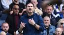 Pelatih Chelsea, Frank Lampard, memberikan arahan kepada anak asuhnya saat melawan Brighton and Hove Albion pada pekan ke-31 Premier League 2022/2023, Sabtu (15/4/2023). (AFP/Ben Stansall)