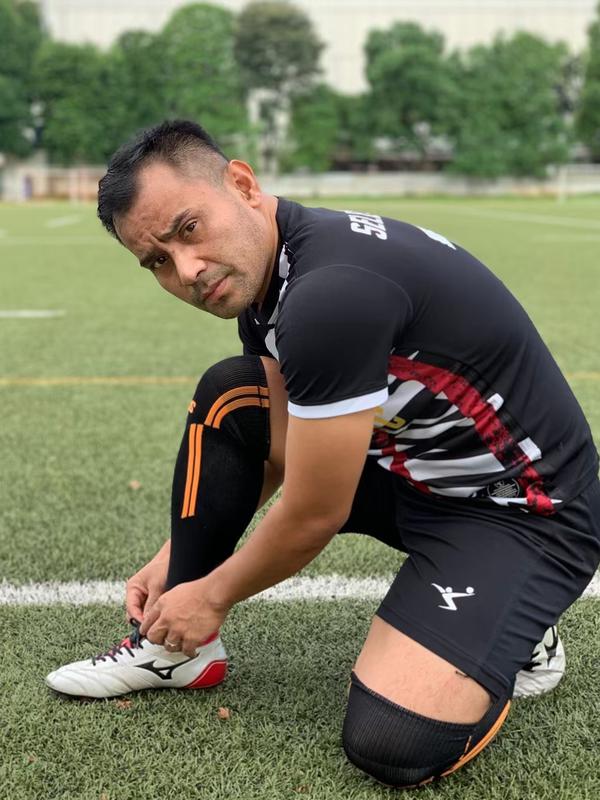 Seleb yang mengawali karier pada 2005, kini tengah menjadi penyanyi solo top Indonesia. Berkat suaranya yang bagus, Judika didaulat menjadi juri ajang menyanyi. Meski disibukkan dengan agenda di dunia entertain, Judika pasti menyisihkan untuk berlatih sepak bola. (Liputan6.com/IG/@jud1ka)