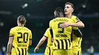 Pemain Borussia Dortmund merayakan gol yang dicetak Sehrou Guirassy ke gawang Sporting CP dalam laga leg pertama play-off 16 besar Liga Champions yang digelar di Alvalade stadium, Lisbon, Rabu (12/2/2025) dini hari WIB. Dortmund menang 2-1 dalam lawatannya ini. (PATRICIA DE MELO MOREIRA / AFP)