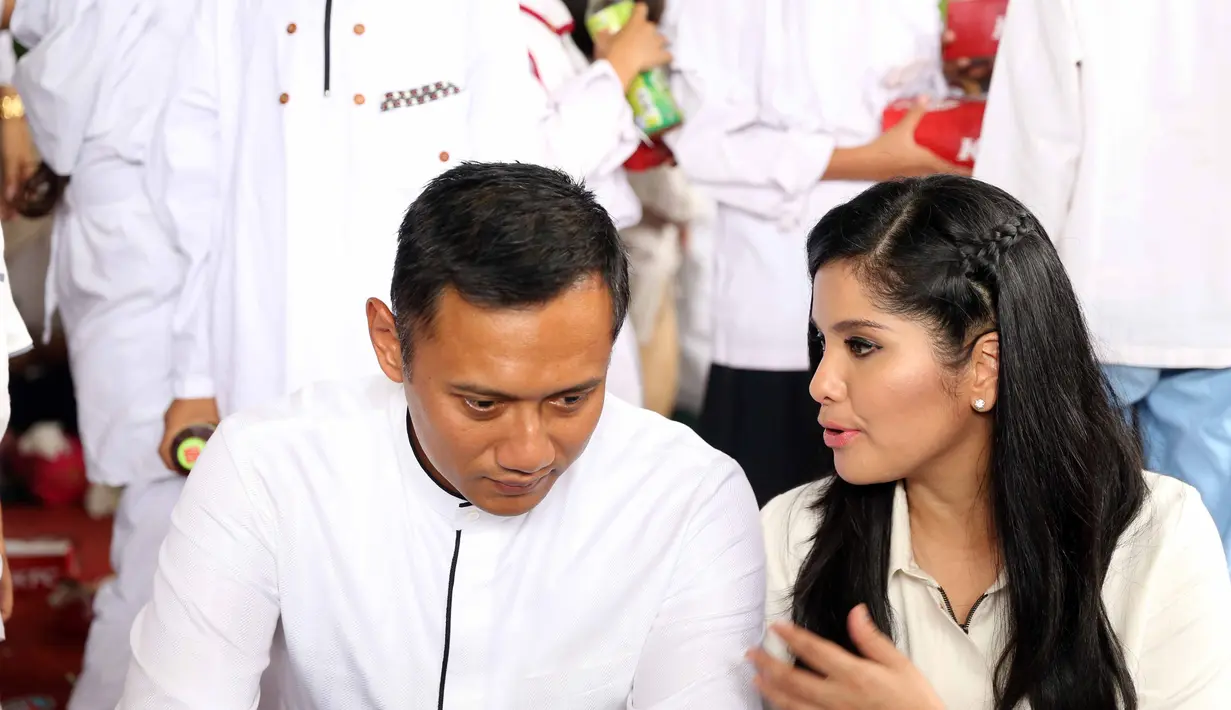 "Luar biasa, kehadirannya sangat penting. Kita tahulah, di belakang atau di samping laki-laki yang sukses, pasti ada perempuan hebat, dan dia (Annisa Pohan) orang di balik siapa saya," ucap Agus, Minggu (4/12). (Nurwahyunan/Bintang.com)