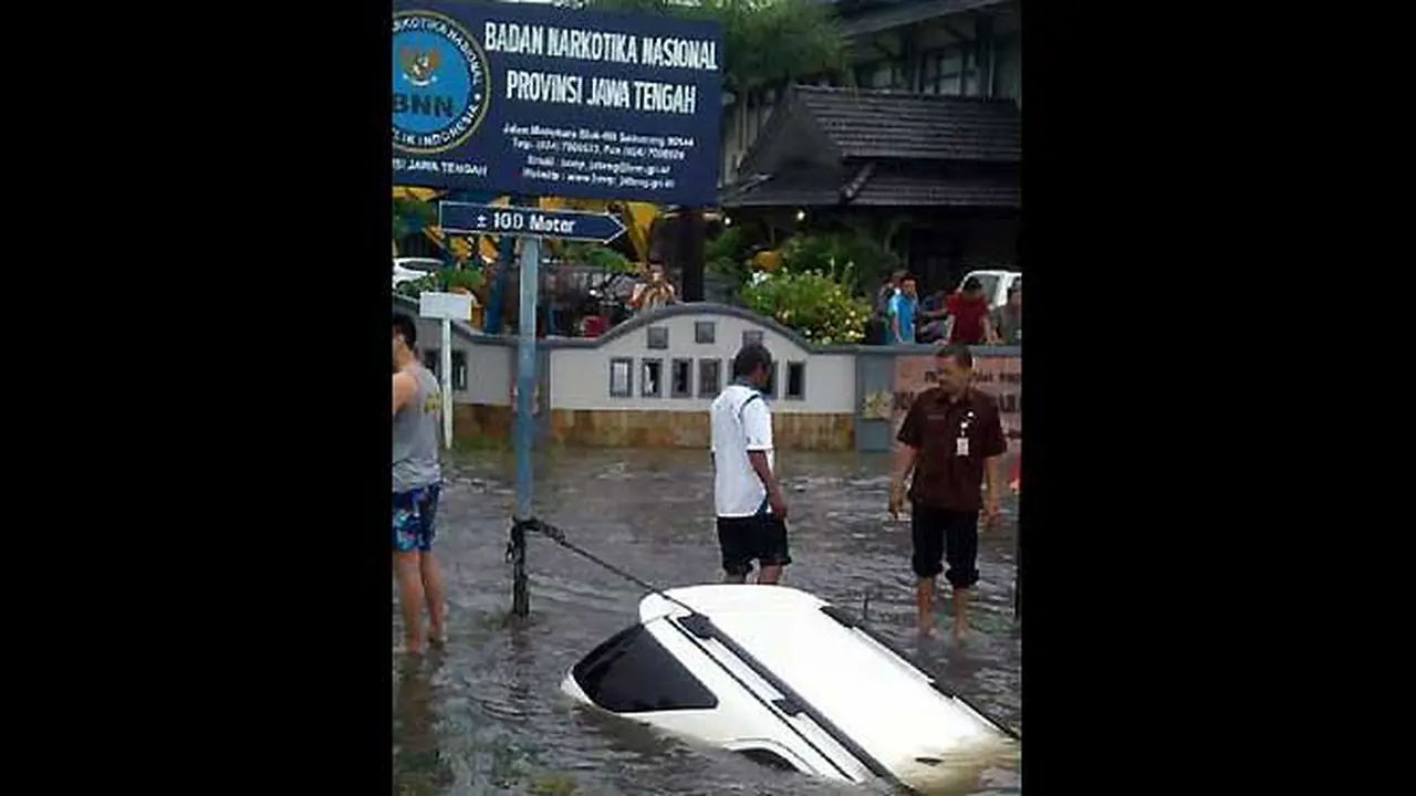 Fortuner Tercebur Selokan