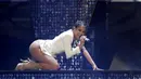 Jennifer Lopez saat beraksi di acara iHeartRadio Music Festival 2015 yang digelar di Las Vegas, Sabtu (19/9/2015). Aksi Jlo yang hot ini membuat penonton iHeartRadio Music Festival 2015 bergemuruh. (Reuters/Steve Marcus) 