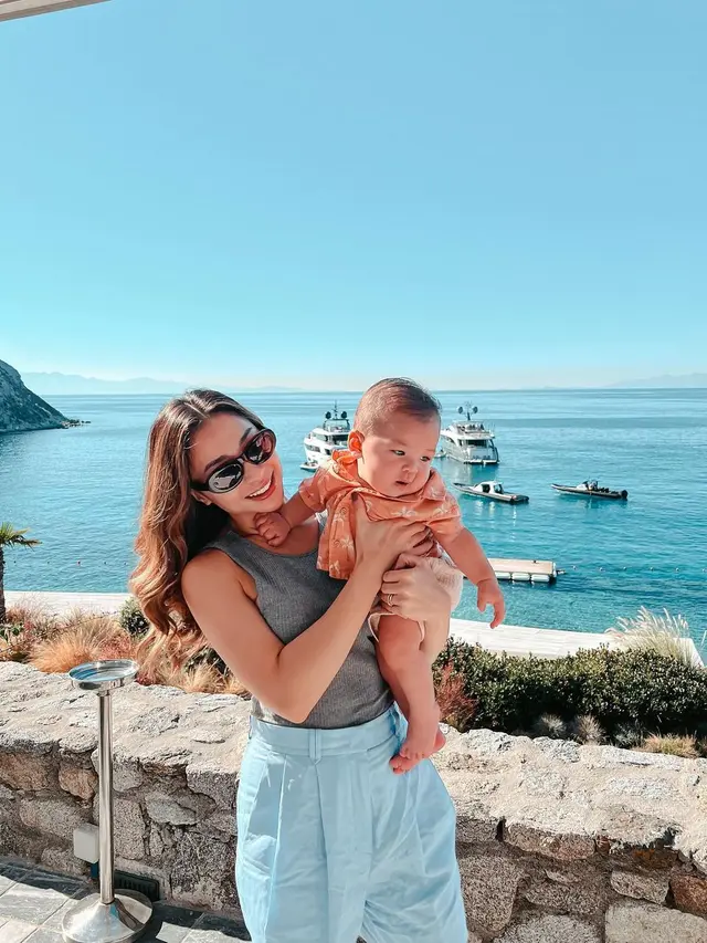 6 Potret Gaya Nikita Willy saat Momong Baby Izz, Tampil Stylish dan Modis