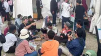 Calon Gubernur (Cagub) Nusa Tenggara Barat (NTB) nomor urut 03, Lalu Muhammad Iqbal, berinteraksi dengan para pelaku UMKM yang sedang berjualan di are sirkuit MotoGP Mandalika Pertamina Grand Prix 2024 pada Minggu, (29/9/2024).