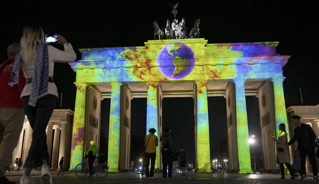 Gerbang Brandenburg diterangi pada malam pembukaan resmi Festival Cahaya di Berlin, Jerman, Kamis (2/9/2021). Landmark dan bangunan paling terkenal di Berlin akan bersinar dan berkilau dengan berbagai warna dan jenis cahaya serta proyeksi dan kembang api saat Festival Cahaya. (AP Photo/Michael Sohn)