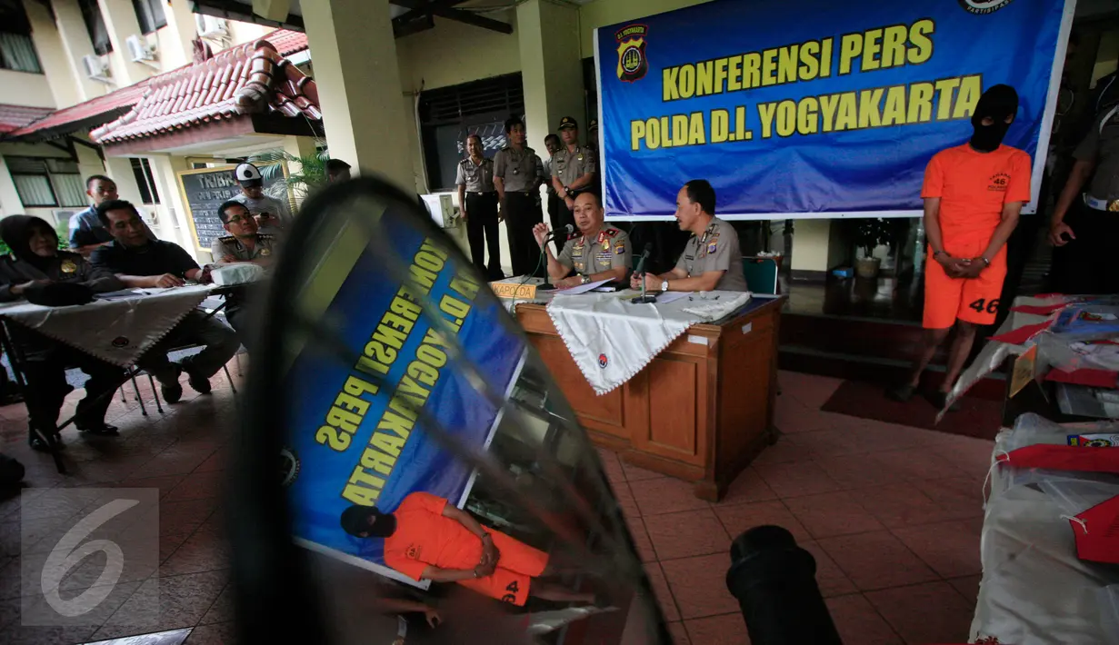 Kapolda DIY Brigjen Pol Prasta Wahyu Hidayat (kiri) memberikan keterangan saat rilis pengungkapan penyayatan di Mapolda DIY, Yogyakarta, (3/5/2016). Pelaku telah meresahkan masyarakat dengan meneror menggunakan benda tajam. (Boy Harjanto)