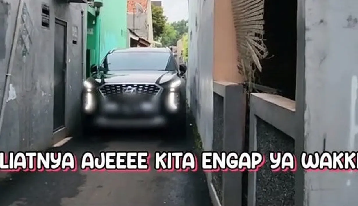 Hesti pun mengaku takut mengendarai mobil menuju rumah Ayu Ting Ting karrena terlalu sempit, sedangkan mobilnya sangatlah besar.[TikTok/@antiq165]