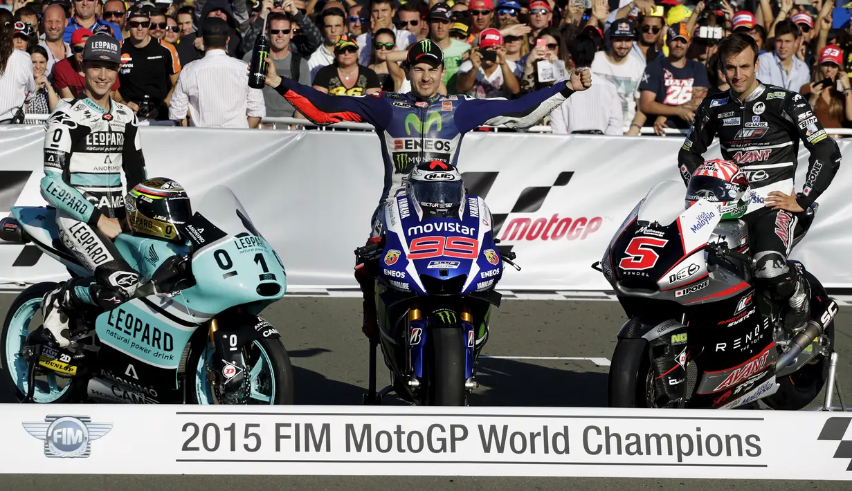 Jorge Lorenzo (tengah) berpose bersama dengan Johann Zarco Perancis (kanan) dan Danny Kent setelah Grand Prix Valencia di Sirkuit Ricardo Tormo di Valencia, Spanyol, Minggu (8/11). (REUTERS/Heino Kalis)