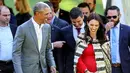 Mantan Presiden AS, Barack Obama berjalan bersama Perdana Menteri (PM) Selandia Baru Jacinda Ardern, yang tengah hamil anak pertamanya, pada upacara penyambutan di Government House, Auckland, Kamis (22/3). (Simon Watts/Dept of Internal Affairs via AP)