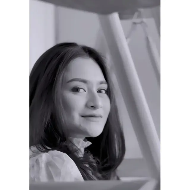 6 Potret Nathalie Holscher Putuskan Lepas Hijab, Unggah Video Pamer Rambut