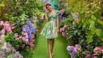 Punya wajah oriental bak artis Korea, Tiffany Soetanto selalu menampilkan OOTD kece yang bisa disontek. Ia tampil girly dengan balutan mini dress yang sesuai dengan latar belakang foto. Istri chef selebriti ini tampak makin segar saat potretnya berpadu dengan hijaunya daun dan warna-warni bunga. (Liputan6.com/IG/@tiffanysoetanto)